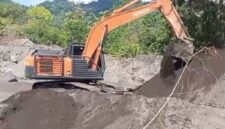 Alat berat yang disewa warga Desa Jugosari 