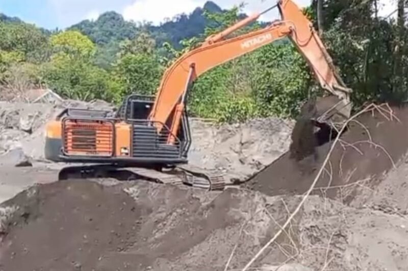 Alat berat yang disewa warga Desa Jugosari 