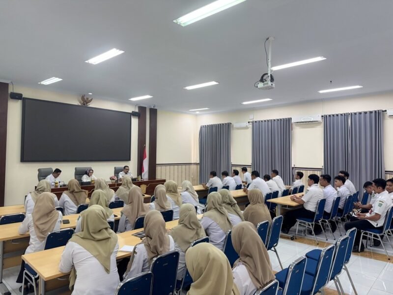 Bupati bersama Wakil Bupati Lumajang saat melakukan kunjungan ke Inspektorat 