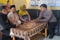 Pasutri lansia asal Pasrujambe saat mengadu ke Polsek Pasrujambe