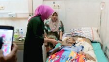 Bupati Lumajang Ir. Hj. saat menjenguk remaja penderita tumor