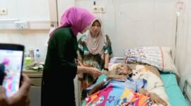 Bupati Lumajang Ir. Hj. saat menjenguk remaja penderita tumor