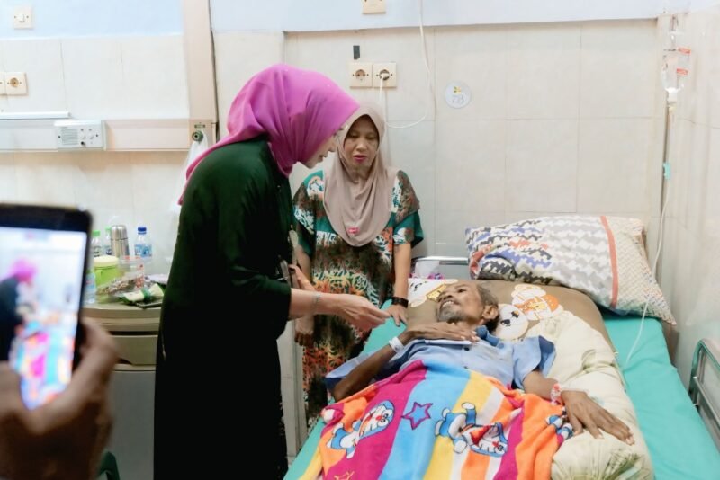 Bupati Lumajang Ir. Hj. saat menjenguk remaja penderita tumor