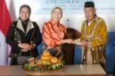 Bupati Lumajang Ir. Hj. Indah Amperawati, M.Si meresmikan SPPG Citrodiwangsan 5 ditandai dengan penyerahan tumpeng ke H. Dhofir