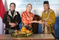 Bupati Lumajang Ir. Hj. Indah Amperawati, M.Si meresmikan SPPG Citrodiwangsan 5 ditandai dengan penyerahan tumpeng ke H. Dhofir
