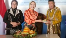 Bupati Lumajang Ir. Hj. Indah Amperawati, M.Si meresmikan SPPG Citrodiwangsan 5 ditandai dengan penyerahan tumpeng ke H. Dhofir