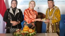 Bupati Lumajang Ir. Hj. Indah Amperawati, M.Si meresmikan SPPG Citrodiwangsan 5 ditandai dengan penyerahan tumpeng ke H. Dhofir