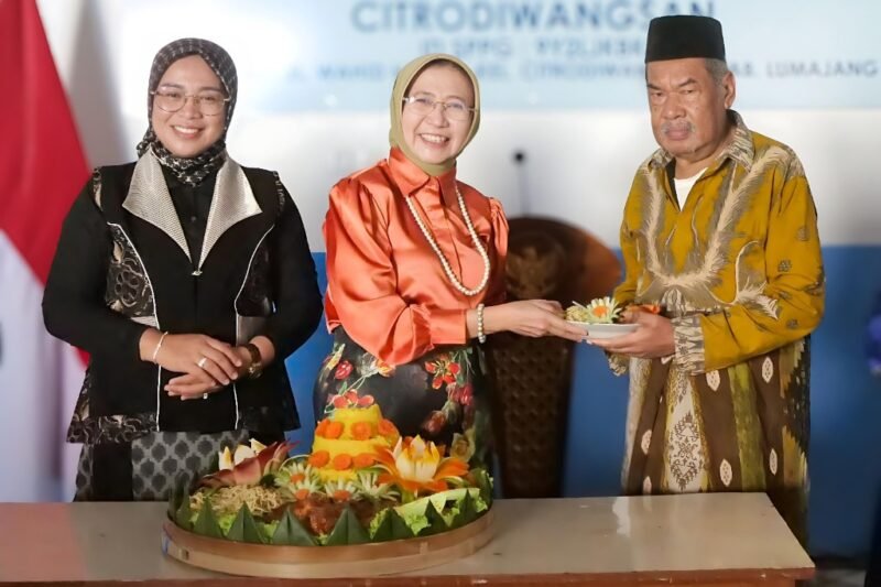 Bupati Lumajang Ir. Hj. Indah Amperawati, M.Si meresmikan SPPG Citrodiwangsan 5 ditandai dengan penyerahan tumpeng ke H. Dhofir