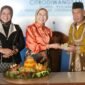 Bupati Lumajang Ir. Hj. Indah Amperawati, M.Si meresmikan SPPG Citrodiwangsan 5 ditandai dengan penyerahan tumpeng ke H. Dhofir