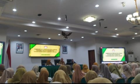 Sekda Drs. Agus Triyono, M.Si saat memberikan Pembinaan dan Penguatan Implementasi Kepala Sekolah Program Kerja Yayasan Dharma Wanita 